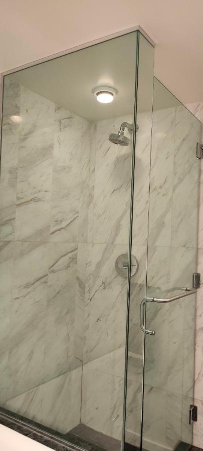 Waterfalls Hotel - Suite In Falls Downtown With Pool Виктория Экстерьер фото